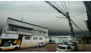 Manhã escurece rapidamente e provoca apreensão em moradores de Adamantina