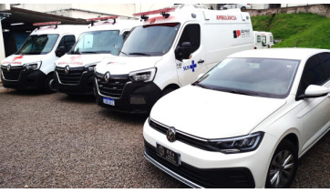 Adamantina recebe três novas ambulâncias e novo veículo para frota da Saúde