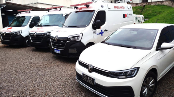 Adamantina recebe três novas ambulâncias e novo veículo para frota da Saúde