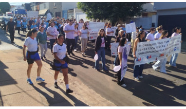 Caminhada do Agosto Lilás mobiliza participantes e chama atenção no centro de Adamantina