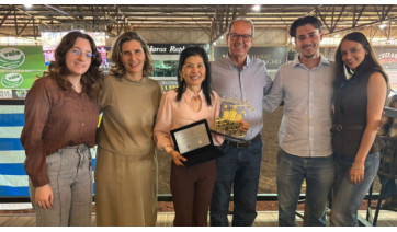 Vice-prefeita de Adamantina é homenageada no Hall da Fama de associação de provas de tambor