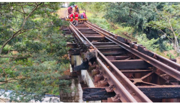 Com risco de queda, dormentes são retirados de pontilhão ferroviário em Lucélia