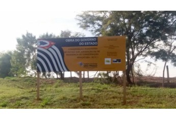 Placa de obra do Governo de SP mostra ações de conservação permanente da Plácido Rocha, em Valparaíso (Foto: Cedida).