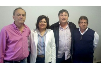 Aguinaldo Galvão, Dinha Santos Gil, Mauro Villanova (CDHU/Presidente Prudente) e Edson Pereira da Costa (agente municipal de habitação). Foto: Cedida.