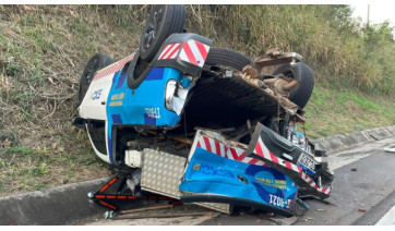 Viatura de concessionária de rodovias é atingida em acidente na SP-294 em Osvaldo Cruz