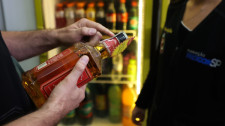 Adulteração de bebidas: Procon de Adamantina realiza ação #DeOlhoNoCopo