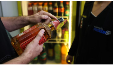 Adulteração de bebidas: Procon de Adamantina realiza ação #DeOlhoNoCopo