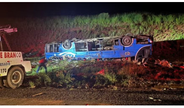 Ônibus com trabalhadores rurais tomba na BR-153 em Marília e deixa seis mortos e mais de 40 feridos