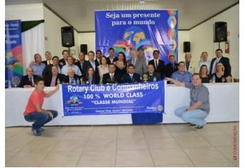 Governador do Distrito 4510, Gesner Dias Junior visita entregando aos companheiros do Rotary de Adamantina o Título de World Class (Foto: Ass. Imprensa Rotary Club).