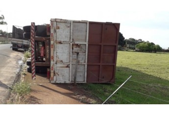 Carreta tombou pela força dos ventos, no temporal desta madrugada em Tupã (Reprodução: Site Tupã Notícias).