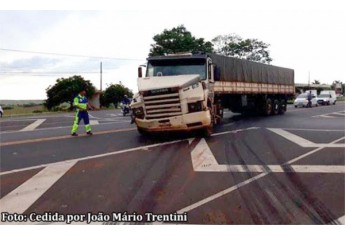 Carreta Scânia envolvida no acidente que ao final resultou em uma vítima fatal (Foto: João Mário Trentini/Reprodução Bastos Já).