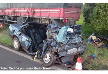 Choque frontal entre automóvel GM Monza, de Bastos, e uma carreta com placas de Curitiba (PR matou duas pessoas na SP-294 (Foto: João Mário Trentini/Reprodução Bastos Já).