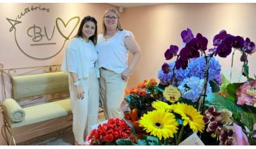 Breda Veiga e Rita Fascina Araújo recebem clientes e amigos na inauguração da BV Acessórios, no centro de Adamantina (Imagens: Siga Mais).