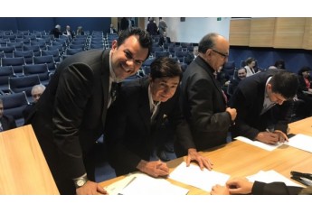 José Mário Toffoli assina documentação que permite migração da Rádio Jóia AM para FM (Foto: Arquivo Pessoal).