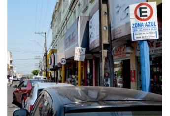 Área de zona azul no centro de Adamantina é alvo de denúncia, de que a cobrança para comerciantes e bancários é parcial (Foto: Acácio Rocha)