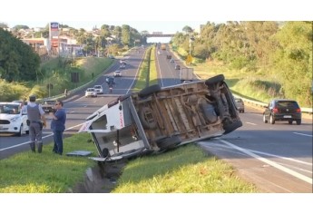 Ambulância da Prefeitura de Marília tombou na rodovia, em Marília, na manhã desta sexta-feira (Foto: Reprodução/TV TEM).