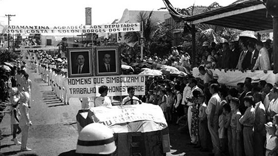 Desfile cívico. Administração de Antônio Cescon (1961/1965). Destaque para as faixas fixadas em via pública, de saudação aos politicos da época (Arquivo).