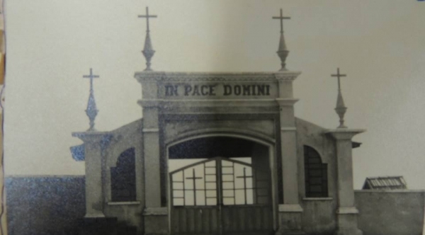 Fachada do Cemitério de Adamantina, na década de 50 (Foto: Arquivo Histórico Municipal).