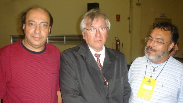 Prof. Dr. Gilson Parisoto (ao centro), Prof. Dr. Rubens Galdino  e Prof. Ms. Sérgio Barbosa (Acervo Pessoal).