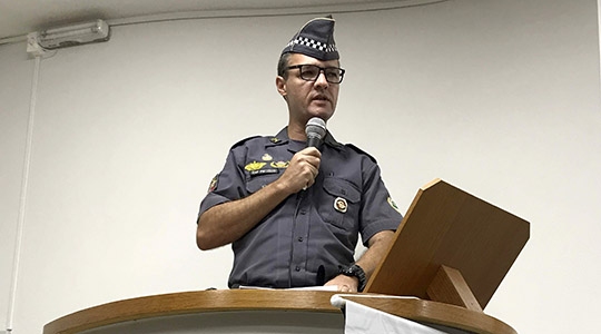 Capitão PM Júlio Marcelo Romagnoli, Coordenador Operacional do 25º BPM/I, em seu pronunciamento na Câmara Municipal, na abertura oficial da II Semana da Cidadania e Segurança do CONSEG de Adamantina (Foto: Siga Mais).