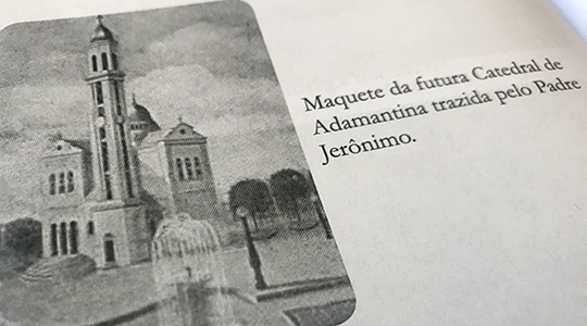Ilustração da futua catedra de Adamantina, trazida pelo padre Jerônimo Brasil de Carvalho, na década de 50 (Reprodução: Livro Reviver Adamantina/João Carlos Rodrigues).