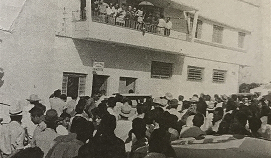 Sacada da Rádio Brasil, quando o sargento Parra exibia a menor que foi raptada (Reprodução/Jubileu de Ouro Adamantina/Cândido Jorge de Lima).