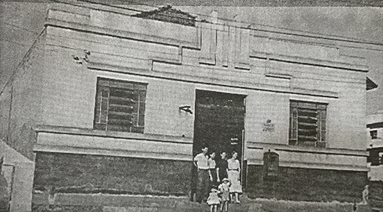 Agência inaugurada em 1948, na atual alameda Armando de Salles Oliveira (Livro Jubileu de Ouro de Adamantina/Cândido Jorge de Lima)