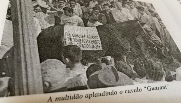 Multidão aplaude o cavalo Guarani, que se aposentou em maio de 1958, em Adamantina (Reprodução: Livro Jubileu de Ouro, de Cândido Jorge de Lima).