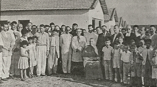 Cândido Jorge de Lima, Miguel Borro, Anísio Neder, Monsenhor Geraldo Magela, Dom Hugo Bressane de Araújo, Francisco Dário Toffoli, Jamil de Lima, Irmão Lasssalista e Divino Clemênio da Silva (Reprodução: Livro Jubileu de Ouro de Adamantina/Cândido Jorge de Lima).