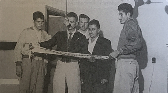 Porgrama da Rádio Brasil, em 11 de abril de 1958, com Rui Camarinha de Souza, Fauzer Santos (microfone), Nico Romanini, Olavo Mendonça de Faria e Wilson Matta (Reprodução: Livro Reviver Adamantina/João Carlos Rodrigues).