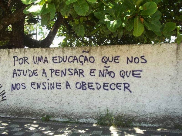 Por uma educação que nos ajude a pensar e não que nos ensine a obedecer