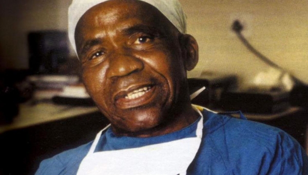 O médico clandestino Hamilton Naki (Foto: Reprodução).
