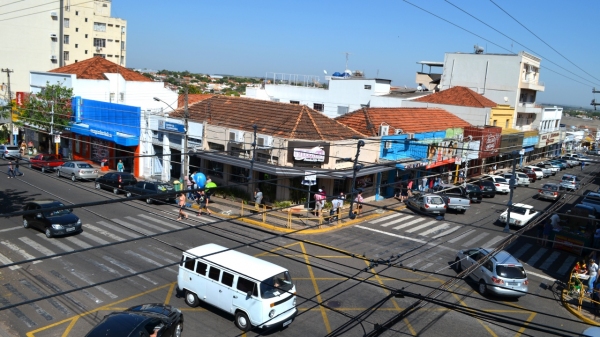 Uma das principais esquinas de Adamantina, cruzamento da Avenida Rio Branco com a Rua Deputado Salles Filho (Arquivo).