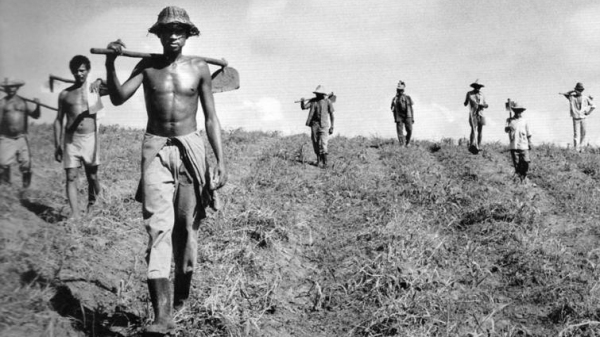 Trabalhadores rurais assentados (Foto: Sebastião Salgado).