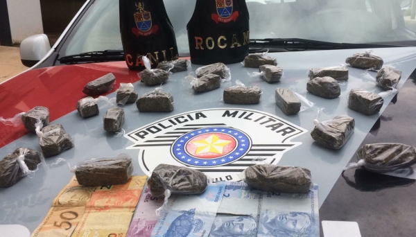 Na operação da Polícia Militar, homem foi preso soba acusação de tráfico de drogas, com 26 porções de maconha (Foto: Cedida/PM).