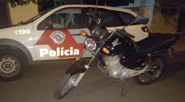 Moto foi recuperada e assaltante preso pela Polícia Militar, em Adamantina (Foto: Cedida/PM).