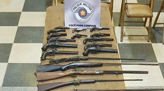 Arsenal foi apreendido pela equipe da Força Tática e seria alvo de roubo, segundo denúncia levada à Polícia (Foto: Cedida/PM).