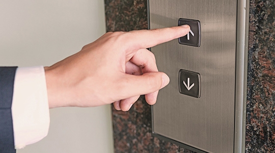 Modernização do elevador do Paço Municipal tem custo estimado em R$ 75 mil. Equipamento atual é obsoleto e tem apresentado frequentes falhas, exigindo a melhoria (Ilustração).