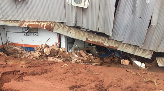 Volume de terras de terreno ao lado avançou na empresa e derrubou estrutura, matando o empresário (Foto: Mariane Santos/TV Fronteira. Reprodução: G1).