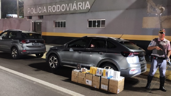 Celulares apreendidos e os dois veículos usados pelos envolvidos (Foto: PM Rodoviária).