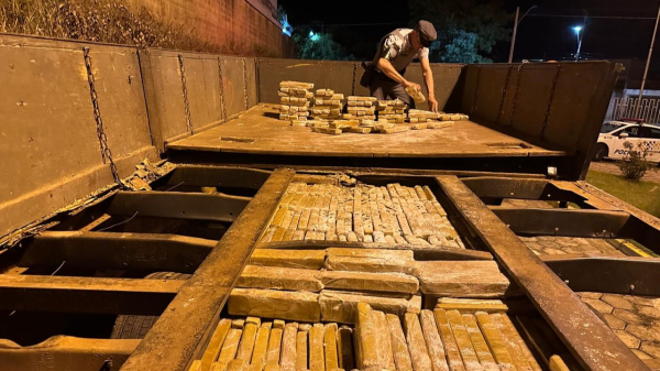 Droga era levada em fundo falso (Cedida/PM Rodovi?ria).