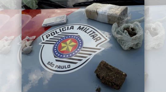 Mais de meio quilo de maconha foram apreendidos pelos policiais militares. Um rapaz foi preso, acusado de tráfico (Foto: Cedida/PM).