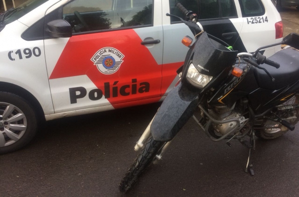 Moto foi recuperada pela PM, após o chamado do furto ao 190 (Foto: Cedida/PM).