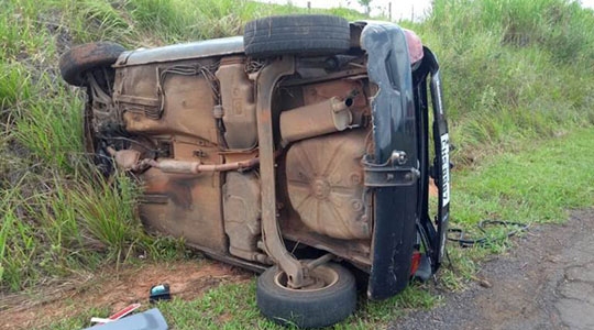 Veículo com placas de Bauru capotou na Plácido Rocha, em Adamantina (Foto:  Diego Fernandes Silva/Folha Regional Adamantina).