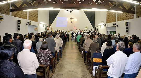 Solenidade de Instalação Canônica da Paróquia São Francisco de Assis reuniu grande número de representantes da comunidade, religiosos e autoridades (Pascom).