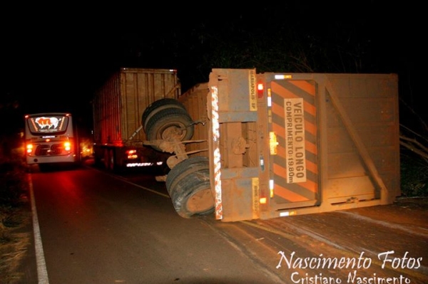 Eixo quebra e caminhão canavieiro tomba em rodovia