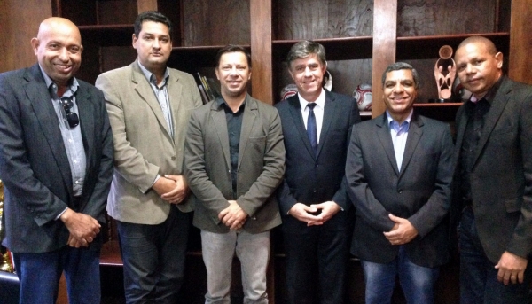 Márcio Cardim, Hélio José dos Santos e João Grandão na Secretaria de Esportes, Lazer e Juventude (Foto: Da Assessoria).