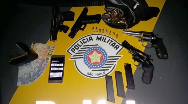 Quatro armas e 216 munições apreendidas pela PM Rodoviária de Adamantina (Fotos: Cedidas/PM Rodoviária).