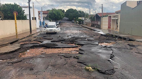 Asfalto foi deslocado no cruzamento da Alameda dos Expedicionários com a Rua Euclides da Cunha, local de repetidos alagamentos (Reprodução).