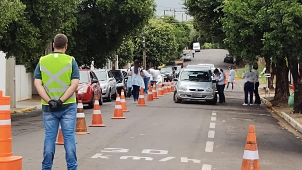 Depois das críticas e aglomerações na sexta-feira, para entrega de senhas, fluxo e acesso ao CIS foram organizados pelo Departamento Municipal de Trânsito (Divulgação/PMA).